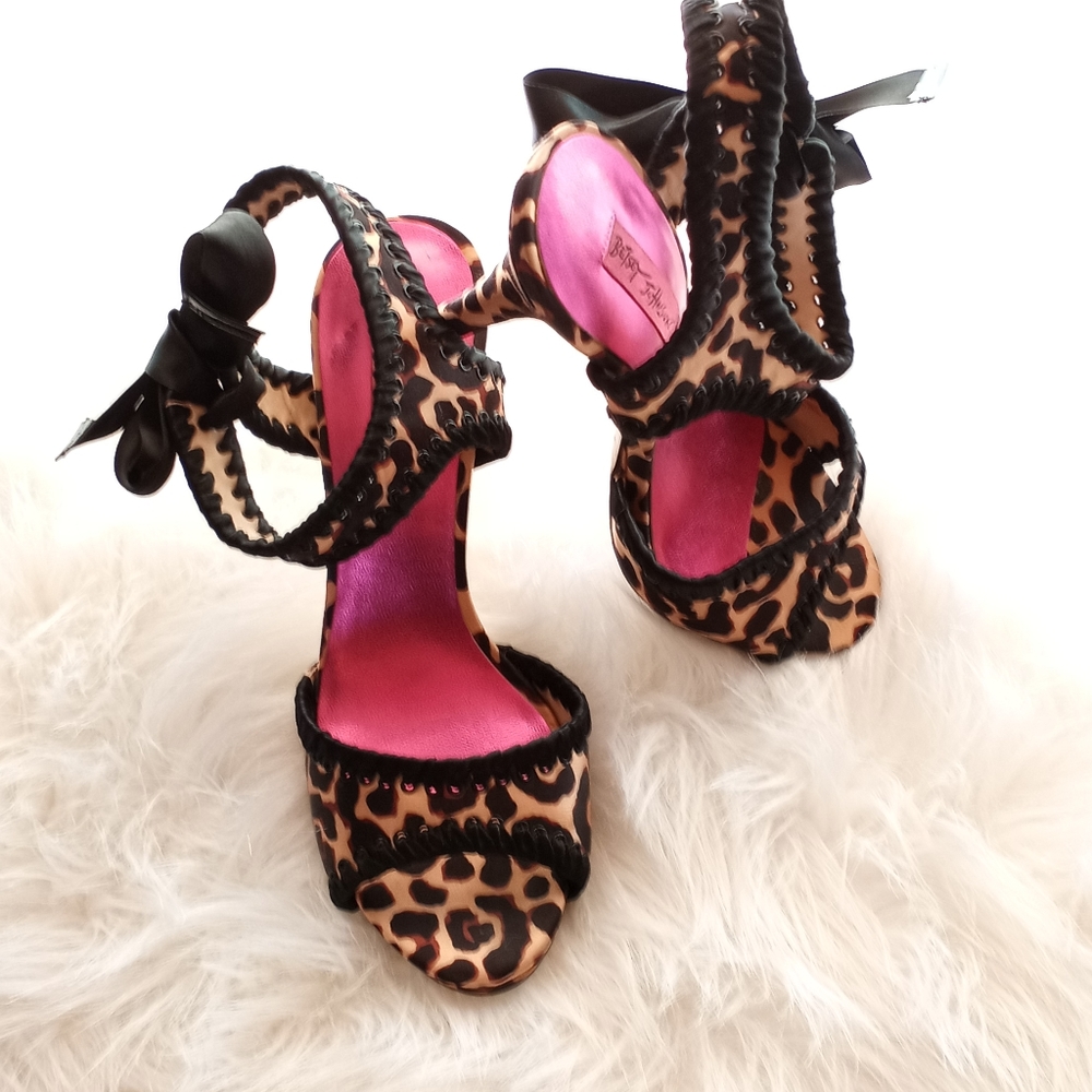 Betsey Johnson sz 8M 4in